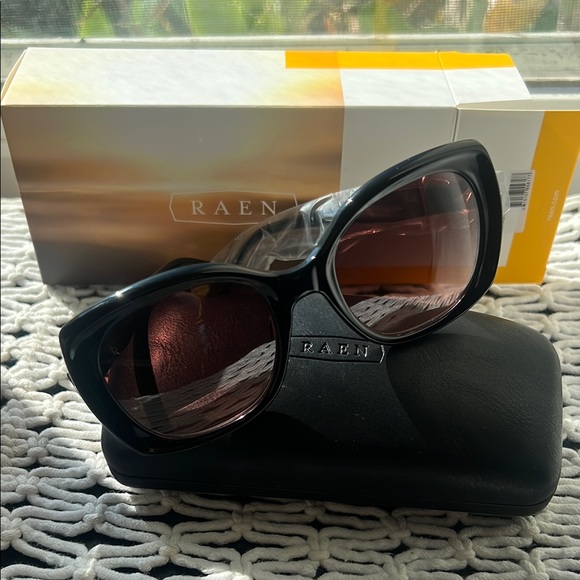RAEN ronzy Black Sunglasses - Picture 4 of 5